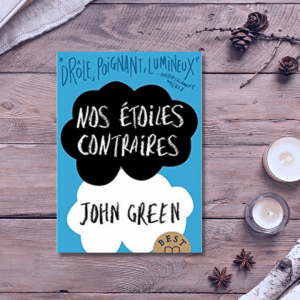 Livre Nos étoiles contraires de John Green, bleu, noir et blanc